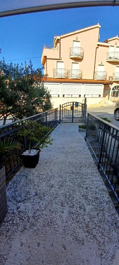 Apartman Nives Apartment Трогир Екстериор снимка