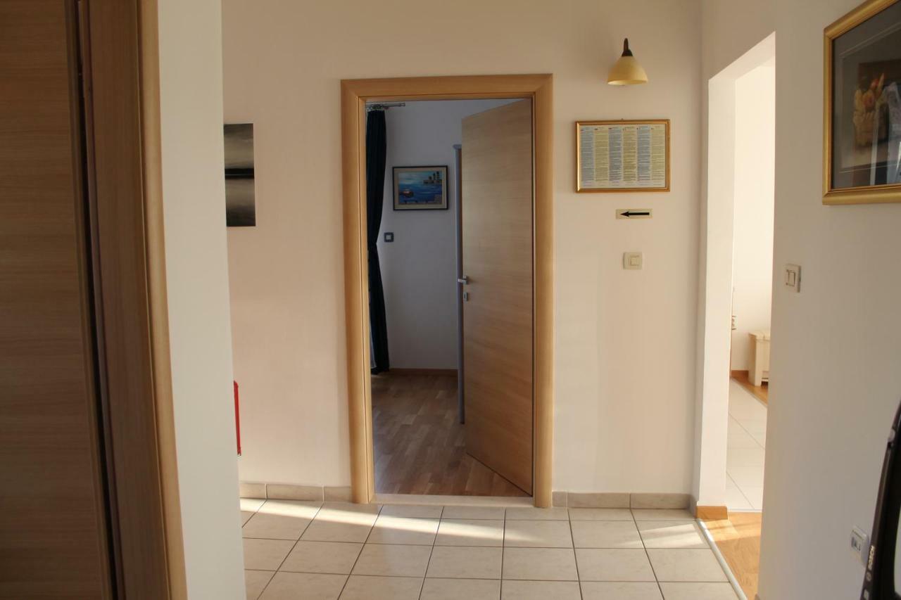 Apartman Nives Apartment Трогир Екстериор снимка